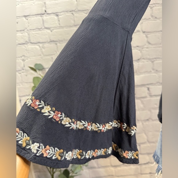 AMERICAN EAGLE OUTFITTERS Embroidered Boho Bell Sleeve blouse - Picture 3 of 6